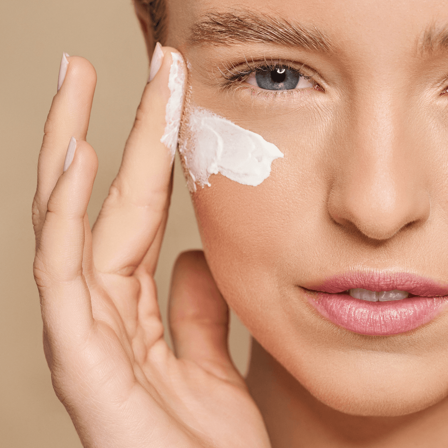SUNglow SPF 50 Odmładzający krem przeciwsłoneczny do codziennego stosowania
80ml